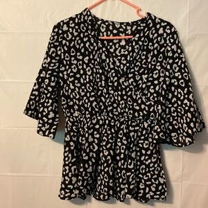 Ranlege size medium black and white v neck top